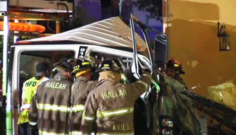 Un hombre identificado como Ramón Lorido que robó un camión de remolque llevó a las autoridades en una persecución antes de chocar el camión en un edificio de apartamentos en Hialeah la madrugada del miércoles 7 de agosto del 2013.