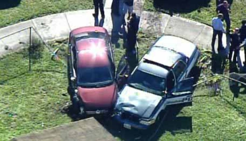 El sospechoso salió de la carretera y fue golpeado por el coche de un oficial justo antes de las 10:30 a.m.