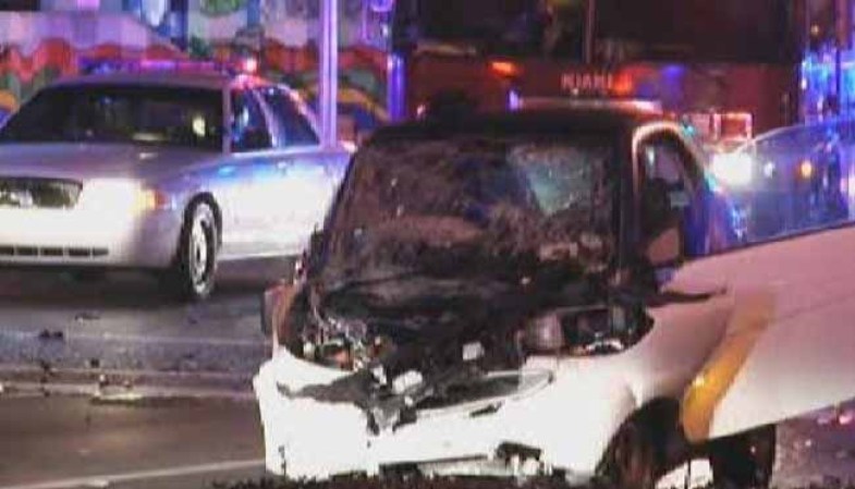 Una persona murió y otra fue hospitalizada en un accidente en el centro de Miami la mañana del miércoles,