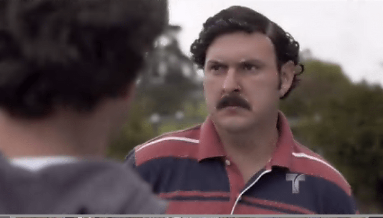 Escobar le explica que él representa a la oligarquía del País y que de ahora en adelante su vida depende de lo que haga o deje de hacer su padre.