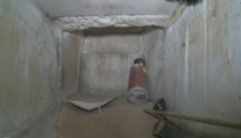 La plantación clandestina estaba en la base de una piscina de hormigón sellado completo con un túnel subterráneo oculto.