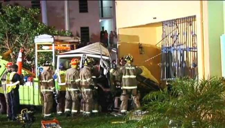 Un hombre identificado como Ramón Lorido que robó un camión de remolque llevó a las autoridades en una persecución antes de chocar el camión en un edificio de apartamentos en Hialeah la madrugada del miércoles 7 de agosto del 2013.