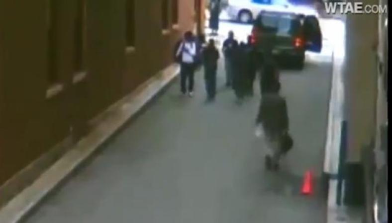 Otro brutal ataque. En esta imagen, los agresores se preparan para "sorprender" a su víctima.