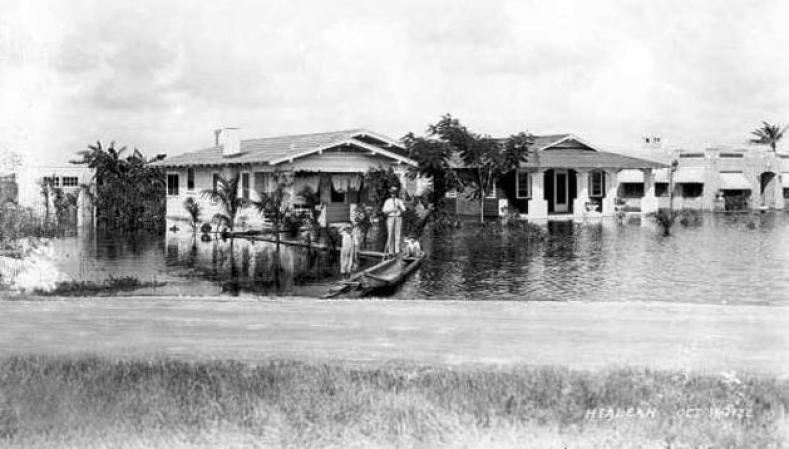 Esta fotografía de 1922 muestra una residencia tras una inundación vista desde Triangle Park.