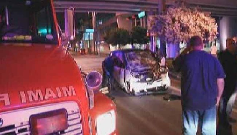 Una persona murió y otra fue hospitalizada en un accidente en el centro de Miami la mañana del miércoles,