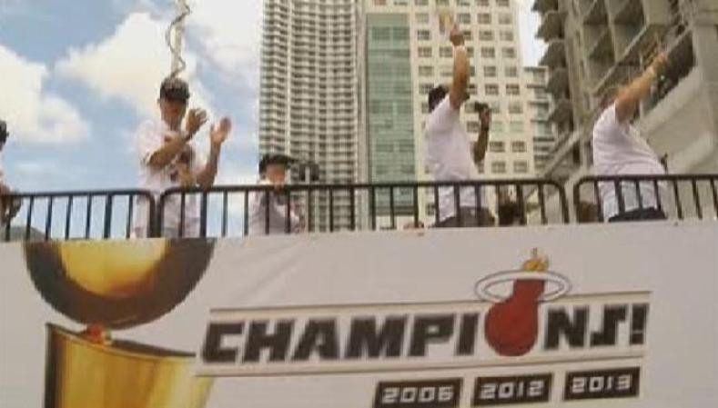 Magistral desfile de la victoria de los campeones Miami Heat