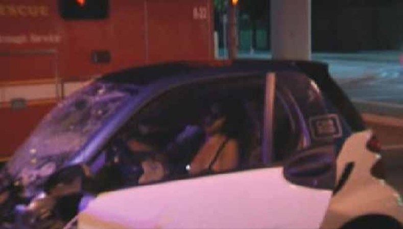 Una persona murió y otra fue hospitalizada en un accidente en el centro de Miami la mañana del miércoles.
