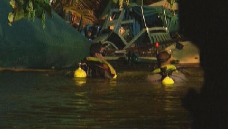 Los buzos de varias agencias, incluyendo los bomberos de Miami-Dade y la Policía de Miami-Dade, respondieron a la escena