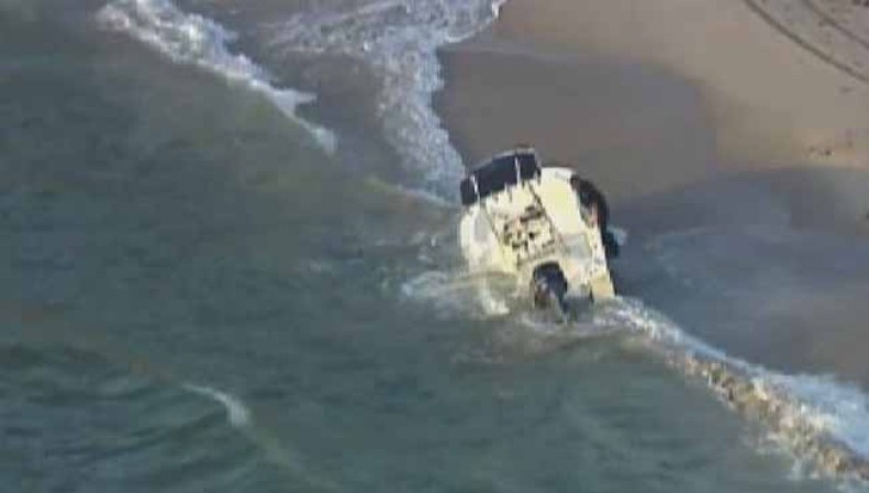 29 DE SEPTIEMBRE, 2013-La policía de Fort Lauderdale está investigando después de que un bote que contiene drogas llegó a la orilla en la madrugada de este lunes.