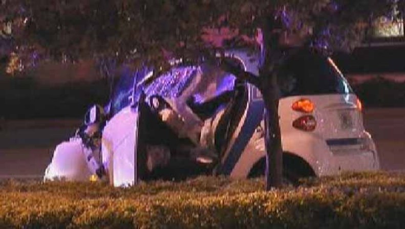 La policía de Miami dijo que el pasajero de un coche de alquiler resultó muerto en la escena. El conductor fue llevado al Centro de Trauma Ryder, donde sus heridas y la condición no se conocían.,