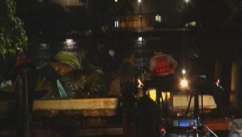 Los buzos de varias agencias, incluyendo los bomberos de Miami-Dade y la Policía de Miami-Dade, respondieron a la escena. Dos equipos de rescate de la Guardia Costera de la estación de Miami también respondieron para ayudar a los bomberos y a los equipos de la policía.