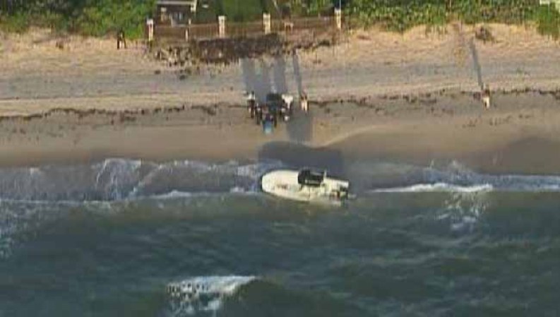 29 DE SEPTIEMBRE, 2013-La policía de Fort Lauderdale está investigando después de que un bote que contiene drogas llegó a la orilla en la madrugada de este lunes.