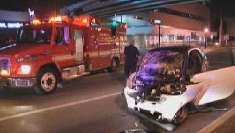 Una persona murió y otra fue hospitalizada en un accidente en el centro de Miami la mañana del miércoles,