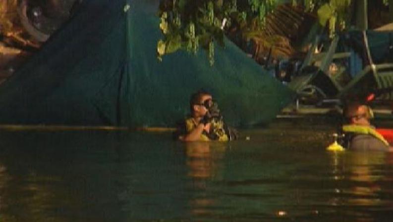 Dos equipos de rescate de la Guardia Costera de la estación de Miami también respondieron para ayudar a los bomberos y a los equipos de la policía.