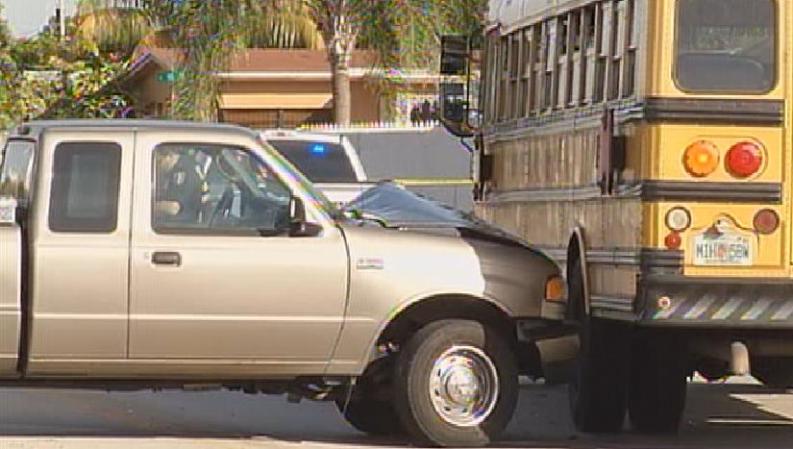 El vehículo también golpeó a un autobús escolar que transportaba a 16 niños.