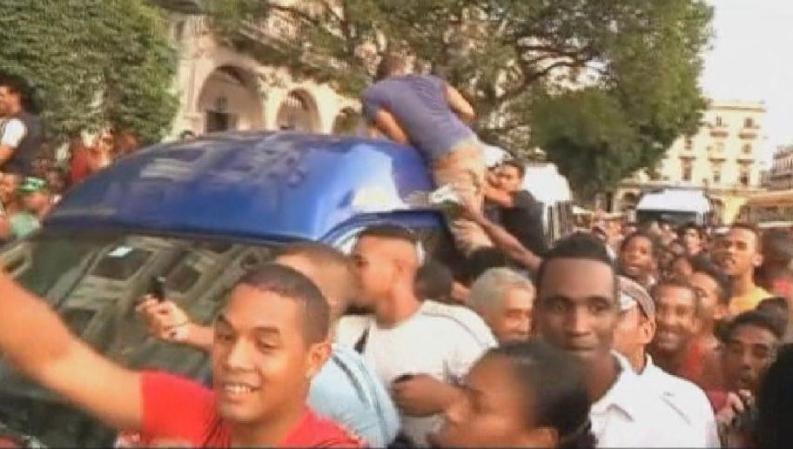 Hasta se suben a los autos, para no perderse a la cantante.