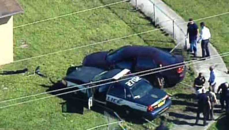 El sospechoso salió de la carretera y fue golpeado por el coche de un oficial justo antes de las 10:30 a.m.