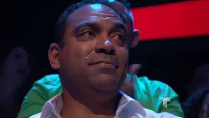 El papá llorando tras la presentación de Paola.