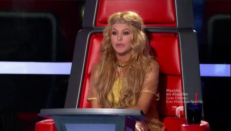 Paulina Rubio lucía espectacular con un outfit amarillo.
