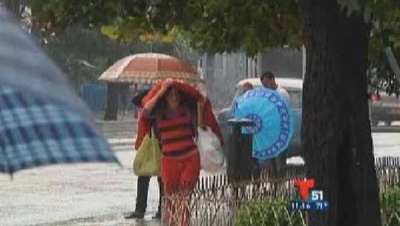 Habaneros bajo las intensas lluvias.