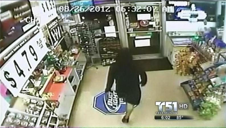 Aquí se ve como sale tranquilamente del establecimiento comercial.