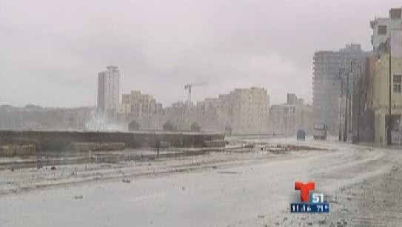1 DICIEMBRE, 2013-El temporal de intensas lluvias que el viernes y el sábado azotó la costa norte del occidente y centro de Cuba provocó 49 derrumbes en edificios en La Habana y la evacuación de más de 400 familias