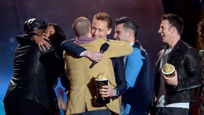 El director Joss Whedon, Samuel L. Jackson, Tom Hiddleston y Chris Evans se felicitan al recibir el Premio a Mejor Película para "The Avengers", la gran ganadora de la noche.