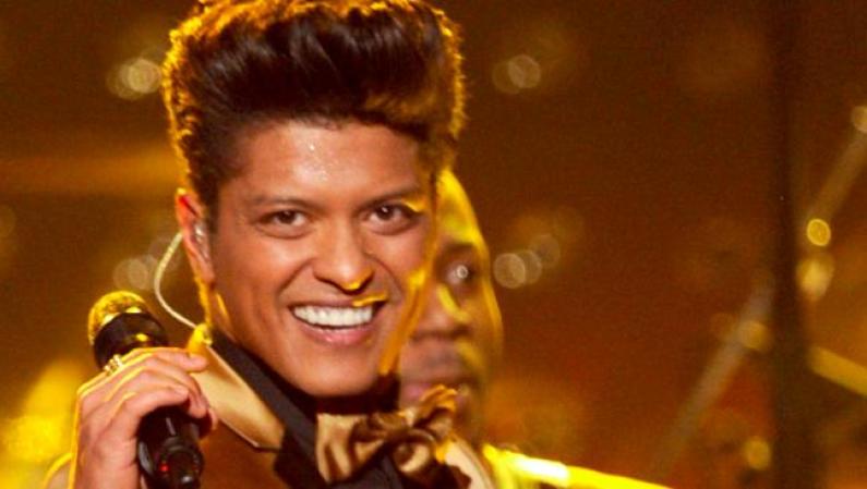 Bruno Mars, quien fue de los primeros en participar con su intervención musical en la noche, tuvo seis nominaciones a los Grammy.