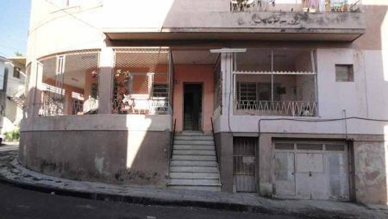 Con cuatro cuartos, dos baños y un garaje para tres autos, esta vivienda en Santos Suárez, La Habana, cuesta 50,000 CUC.