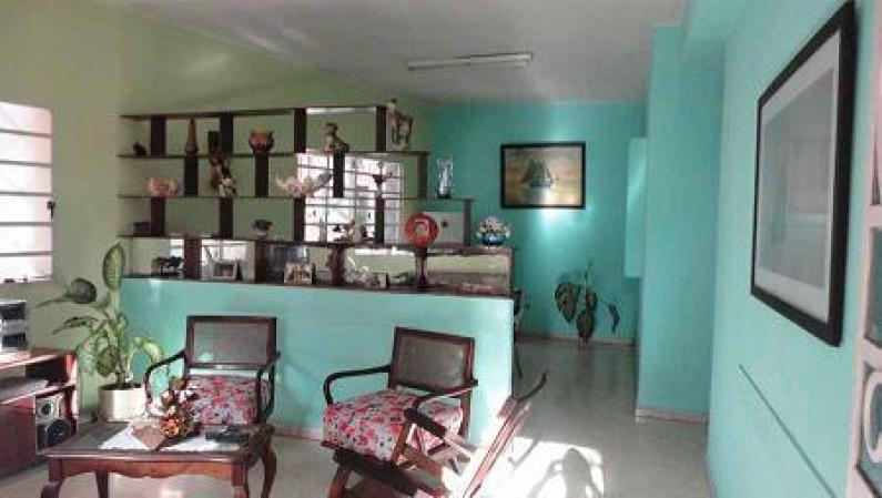 El interior de la casa en Santos Suárez. mostrada en la imagen previa. .