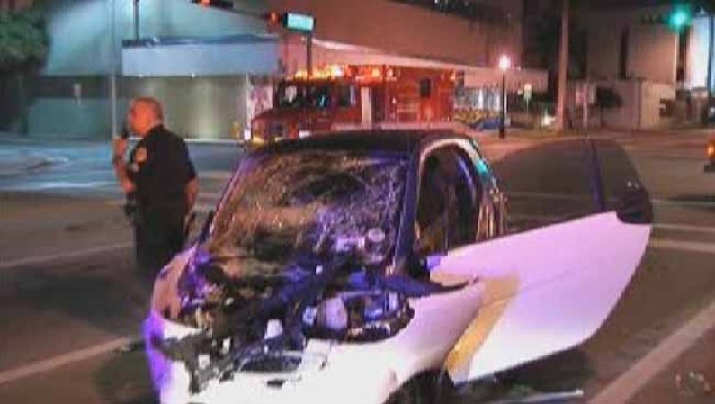 Una persona murió y otra fue hospitalizada en un accidente en el centro de Miami la mañana del miércoles,