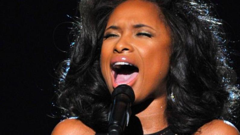 Uno de los momentos más emotivos de la noche fue cuando Jennifer Hudson le rindió tributo a Whitney Houston.