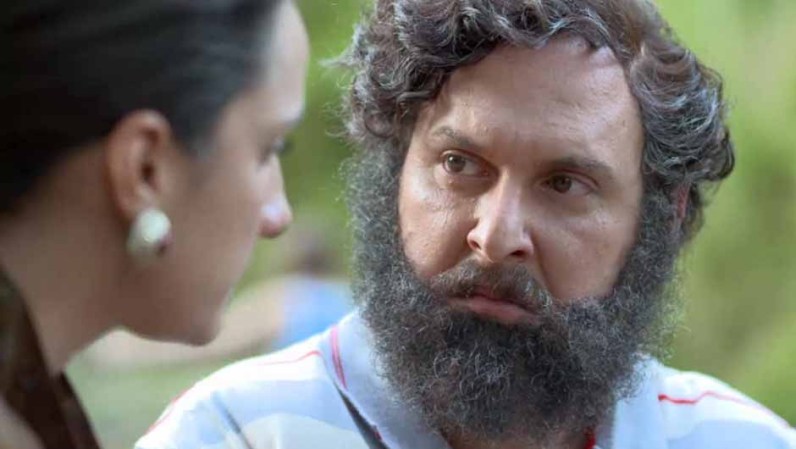 Escobar le dice a su esposa Patico que no sabe cómo fue que todo se le fue fuera de control y que sus hombres han ido cayendo.