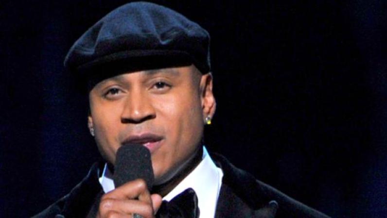 LL Cool J, quien fungió como conductor durante la noche, inició la velada con unas palabras de cariño para la cantante Whitney Houston y dirigir una oración por su eterno descanso.