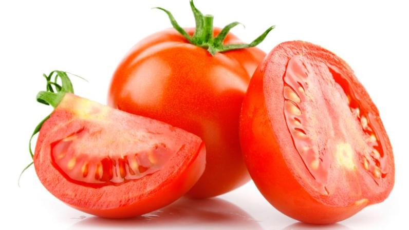 Tomates. Contienen licopeno, un arma poderosa que el cuerpo utiliza para combatir los radicales libres. El licopeno neutraliza los radicales libres y ayuda a lidiar con el envejecimiento inducido por el sol.