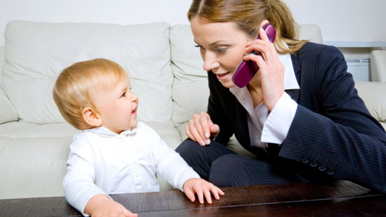 Gracias a la tecnología hoy en día es más fácil desarrollarte profesionalmente desde tu hogar y sin tener que apartarte de tus hijos. Conoce aquí los empleos ideales para madres solteras.