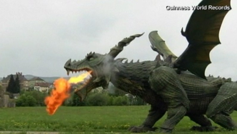 Hans Zollner, construyó el dragón mecánico de 27 pies de altura, que no solo camina, sino también escupe fuego.