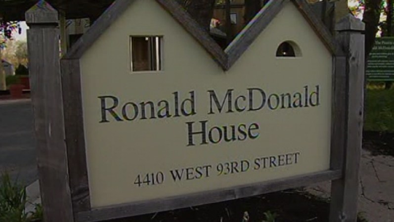 Tiffany Stone recogió a su hijo Porter Stone de una “Ronald McDonald House” en Oak Lawn…