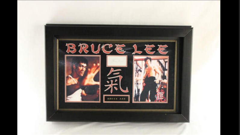 Fotografías autografiadas de Bruce Lee. Precio base $300.