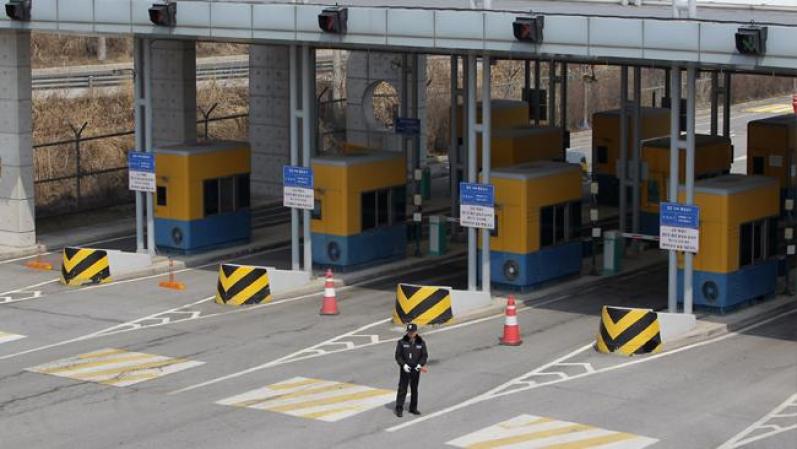 Hasta la fecha el régimen de Kim Jong-un había autorizado la entrada y salida de trabajadores y vehículos con cargamento de Corea del Sur por el paso a través de la zona desmilitarizada que divide ambos países.