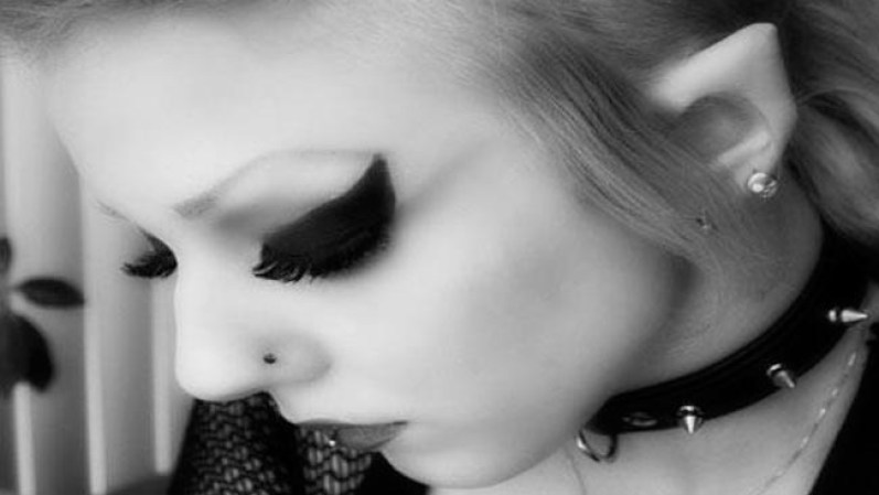 A continuación más fotos de la mujer duende.