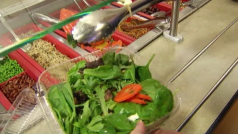Hacer un esfuerzo consciente de comer los alimentos que tu cuerpo necesita ahora podría ayudar a la creación de ese bebé.