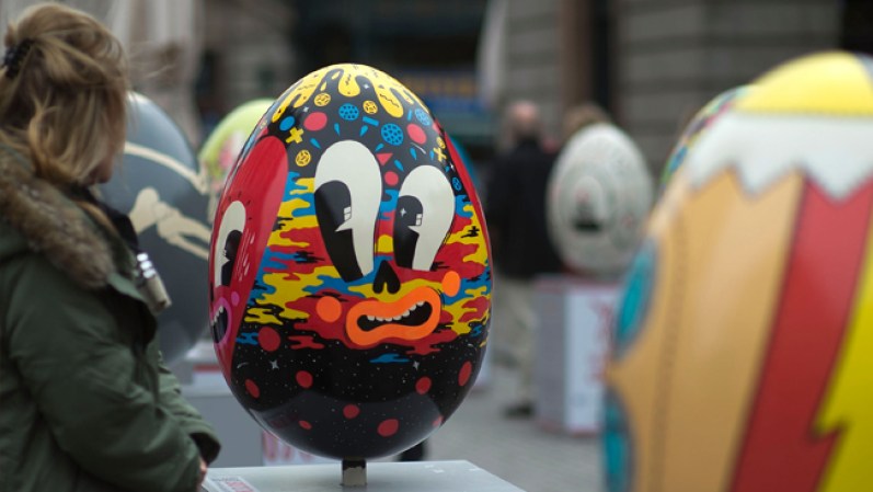 INGLATERRA- Turistas de todo el mundo visitan los huevos hechos de fibra de vidrio en la ciudad de Londres.