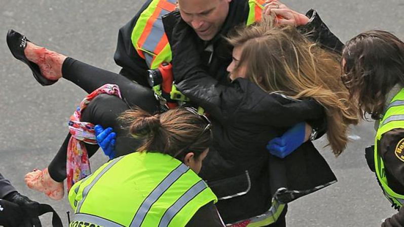 ABRIL 15, BOSTON - Dos explosiones sacudieron este lunes la línea de meta del maratón de Boston, causando la muerte a un número no determinado de personas e innumerables heridos.