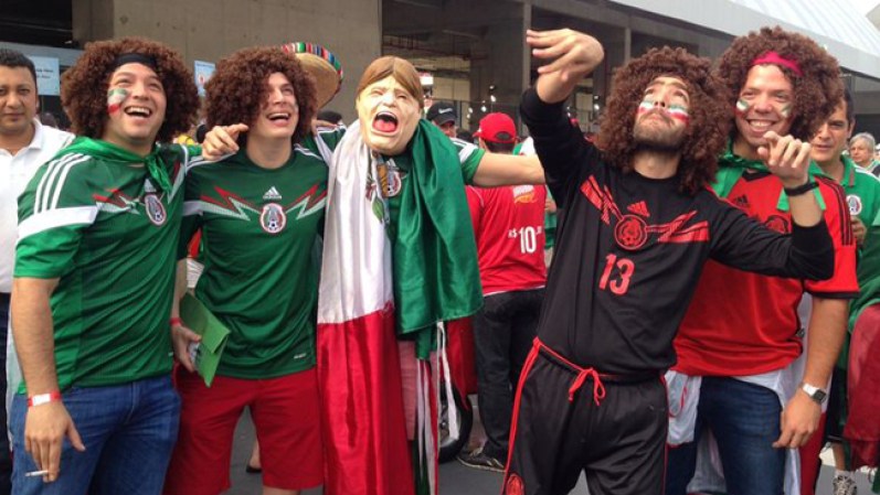 Entre rizas, cantos y nerviosismos, los mexicanos rezan por tener siquiera un empate de su linda selección mexicana.