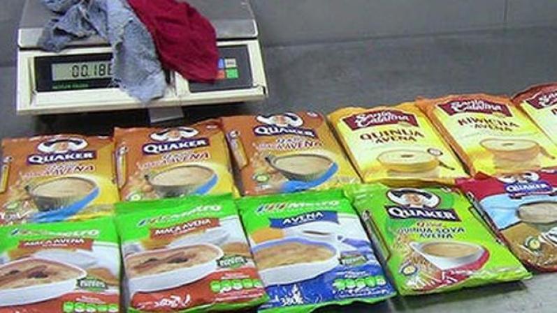 Una hermosa azafata irlandesa junto con su amiga llevaban en su equipaje unas misteriosas “bolsitas” de granola y avena Quaker.