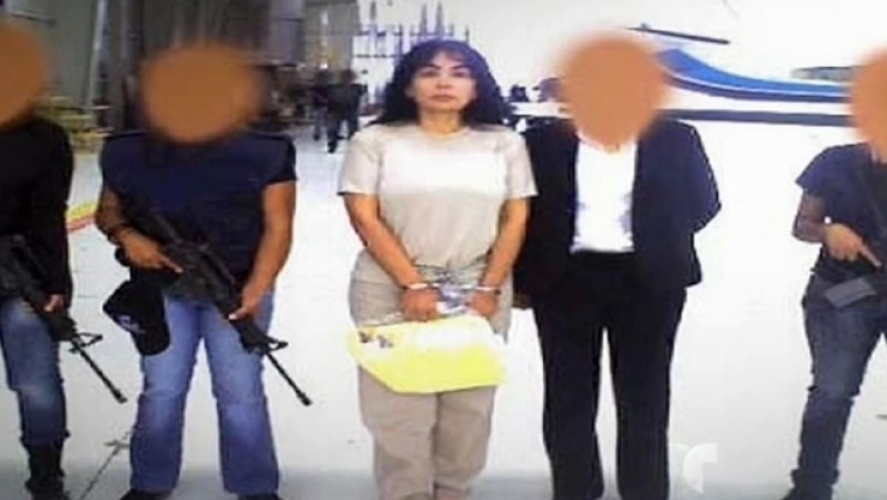 La detenida recibió un chequeo médico y fue trasladada en avión al penal de máxima seguridad El Rincón, en el estado de Nayarit.