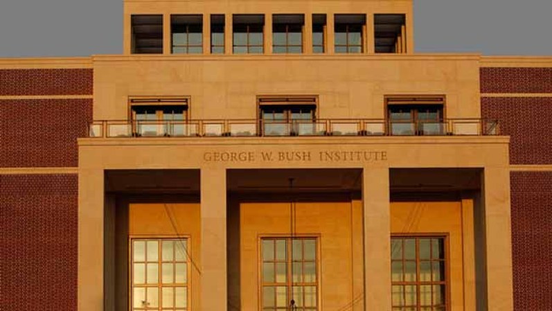 Los últimos presidentes han escogido su propio Estado para que su nombre quede plasmado para siempre en un edificio, es por eso que George W. Bush escogió Dallas y dicha universidad entró en una rigurosa competencia para llevar a cabo este proyecto.
