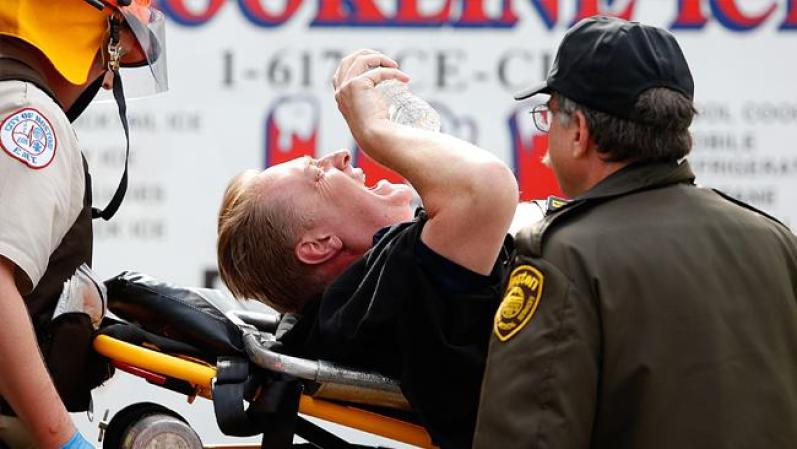 ABRIL 15, BOSTON - Dos explosiones sacudieron este lunes la línea de meta del maratón de Boston, causando la muerte a un número no determinado de personas e innumerables heridos.