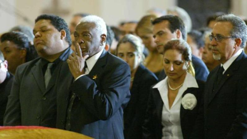 Durante el sepelio en Miami, celebridades, compatriotas y amigos como Emilio y Gloria Estefan acompañaban a Pedro Night al darle el último adiós a Celia Cruz.